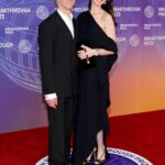 Anne Hathaway y Adam Shulman brillan con elegancia en los Breakthrough Prize Awards 2026