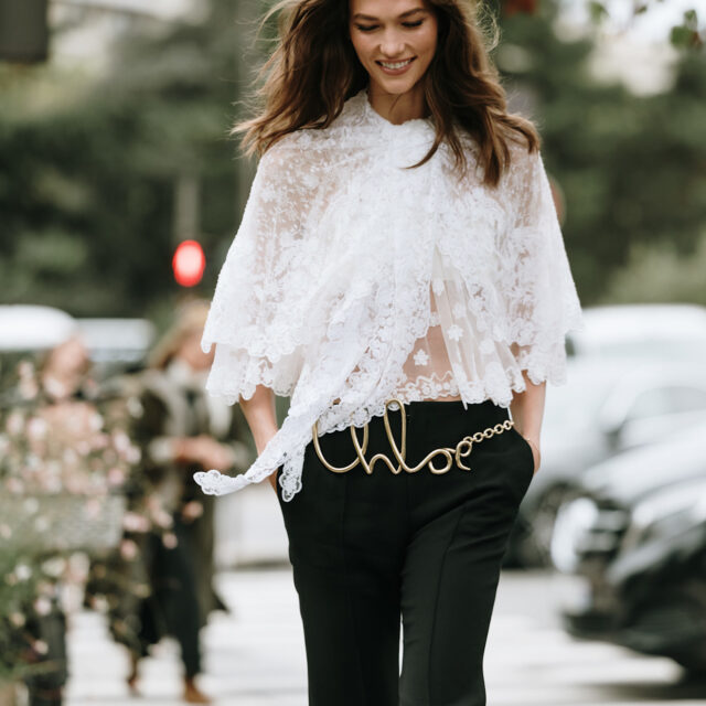 Blusas boho y jeans blancos: la combinación más elegante y fresca de primavera 2026