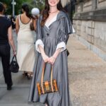 Anne Hathaway conquista el desfile Resort 2027 de Louis Vuitton con elegancia atemporal