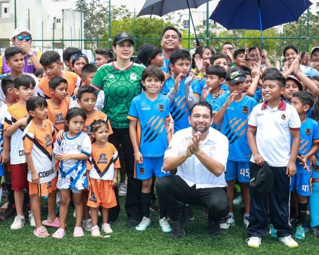 Estefanía Mercado inaugura primeras canchas del programa Mundial Social en Playa del Carmen