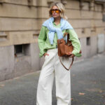 Los pantalones palazzo de colores y sandalias marcan la combinación más elegante del verano 2026