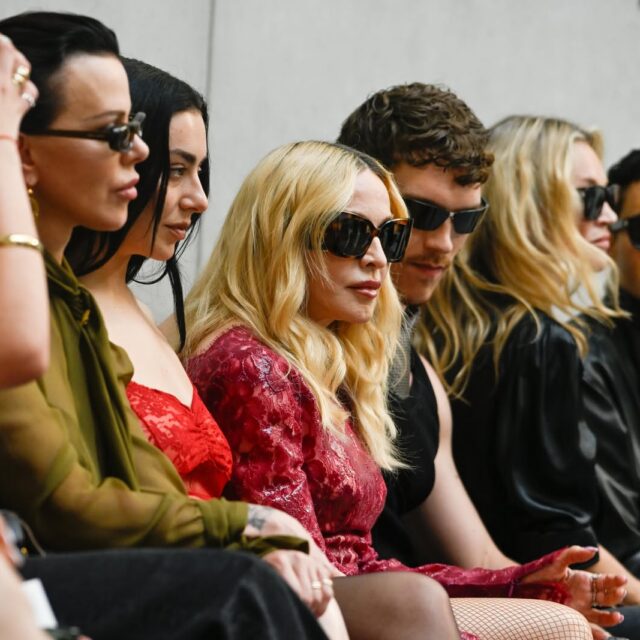 Saint Laurent reúne a íconos de la moda y la música en uno de los front rows más elegantes de París