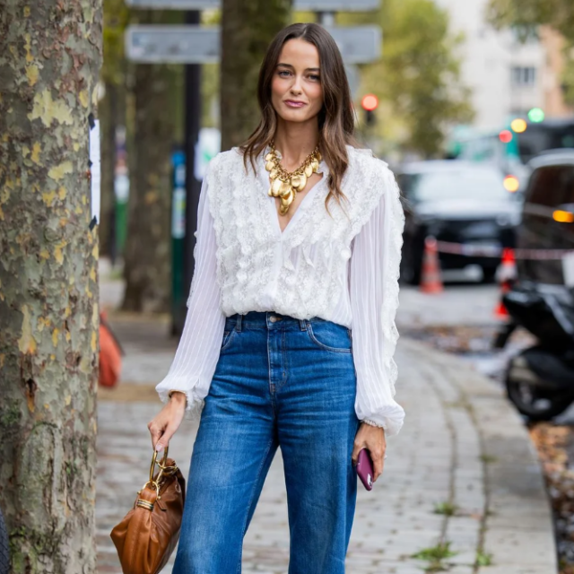 Las blusas de inspiración setentera regresan para transformar los pantalones del verano 2026