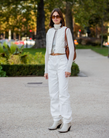 Los jeans blancos de los 70 regresan en 2026 y así se llevan con botas y botines