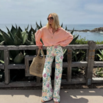 Los pantalones estampados de los 70 regresan en 2026 y así se llevan con botines y tacones