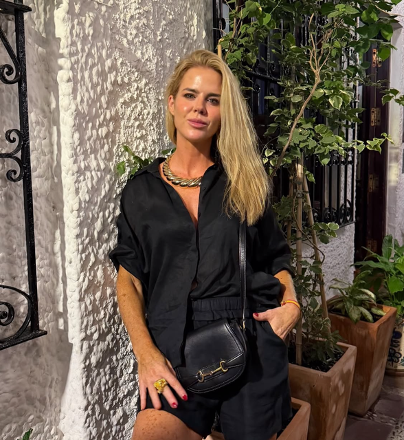 Amelia Bono y el poder del total black: el look de verano que eleva los básicos