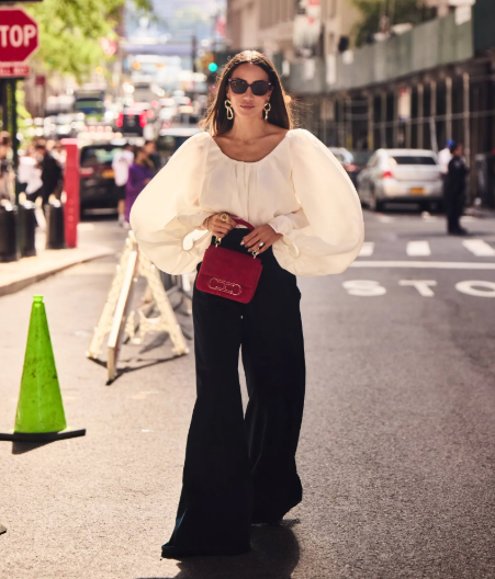 Pantalones acampanados: las blusas que mejor combinan con el regreso de la moda de los 70