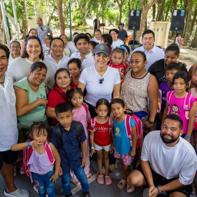 Estefanía Mercado entrega mas de mil mochilas escolares en Playa del Carmen y Puerto Aventuras