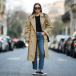 Los jeans cigarette que reemplazan los acampanados y skinny se llevan con mocasines en otoño 2026