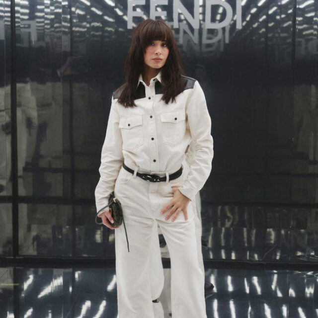 Aitana sorprende con un conjunto vaquero en el desfile de Fendi durante la Semana de la Moda en Milán