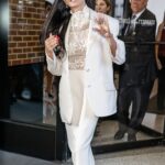 Demi Moore reafirma su elegancia y conquista el front row de New York Fashion Week