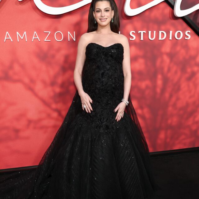 Anne Hathaway vuelve a conquistar Nueva York con un look de alfombra roja lleno de elegancia
