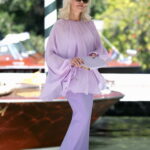 Pamela Anderson apuesta por el lila y confirma el poder de los looks monocromáticos en Venecia