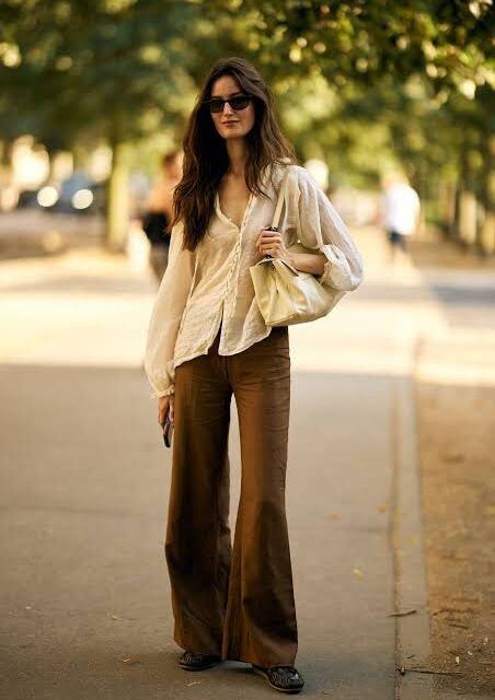 Las blusas largas de los 2000 regresan para transformar los looks de Otoño 2026
