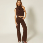 Jeans cafés: la tendencia de otoño 2026 que transforma los looks con tenis, botines y zapatos planos