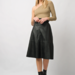 Las faldas midi negras regresan con zapatos de tacón para los looks elegantes de octubre 2026
