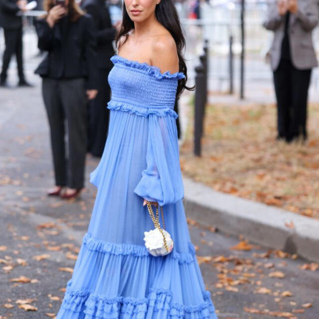 Inés de Ramón conquista Paris Fashion Week con vestido bohemio, botas altas y bolso joya