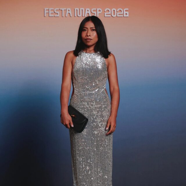 Yalitza Aparicio deslumbra con un vestido de lentejuelas plateadas en una gala de Gucci