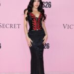 Kenia OS destaca en el Victoria’s Secret Fashion Show con un corsé de rosas bordadas