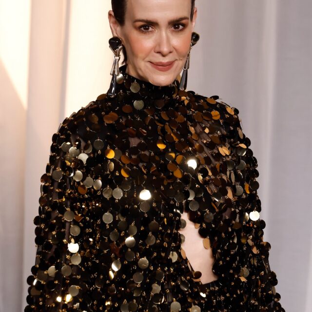 Sarah Paulson deslumbra con un exclusivo diseño de Ferragamo en tonos dorados